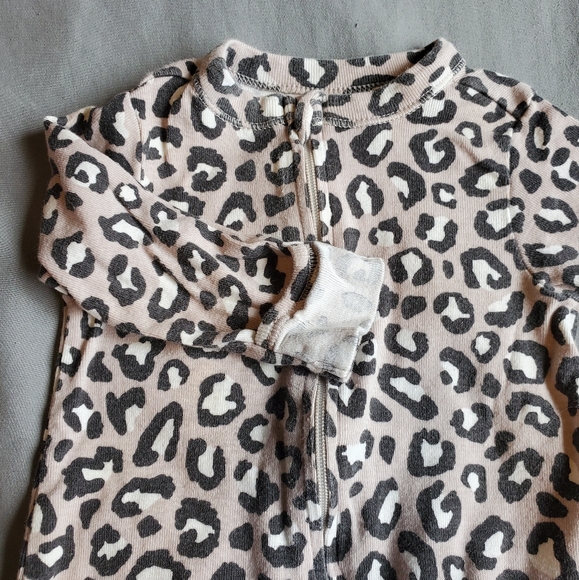 Leopard Print Baby Footie Sleeper 0-3 months - Picture 3 of 3